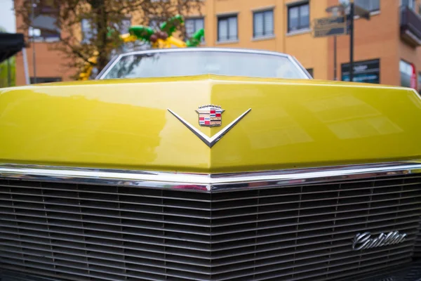 Nijverdal Nizozemsko Května 2017 Cadillac Znak Auto Žluté Oldtimer — Stock fotografie
