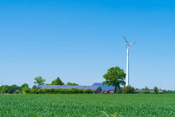 Современный Фермерский Дом Солнечными Батареями Ветряной Турбиной — стоковое фото