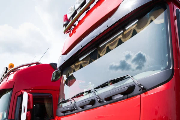 赤いトラックのフロント ガラスのクローズ アップ — ストック写真