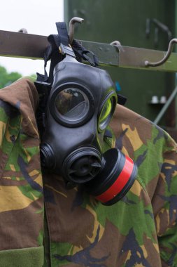 askeri gasmask bir üniforma üzerinde asılı