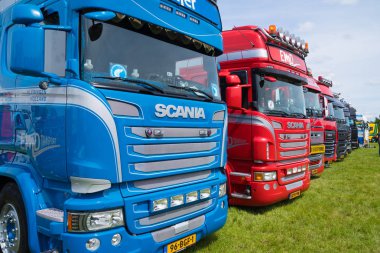 Geesteren, Hollanda - 21 Mayıs 2017: Parlak kamyon kamyon toplantı sırasında üst üste