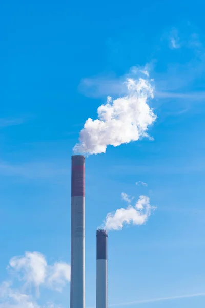 Duas Chaminés Industriais Fumantes Uma Área Industrial Alemã — Fotografia de Stock