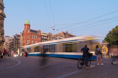 Amsterdam, Hollanda - 25 Ağustos 2017: bulanık hareket Hollanda başkentinde gösterilen bir köprüyü geçtikten tramvay