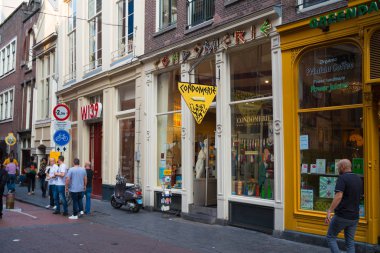 Amsterdam, Hollanda - 25 Ağustos 2017: Condomerie Shop Amsterdam red light district dış. Dünya'nın ilk özel prezervatif dükkanı olduğunu