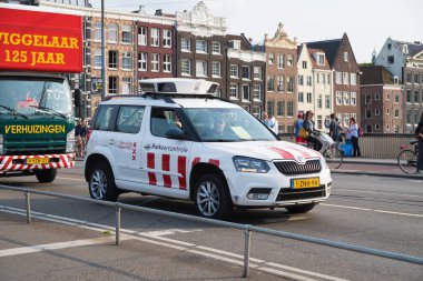 Amsterdam, Hollanda - 25 Ağustos 2017: Otomatik otopark kontrol sistemi çatısı üzerinde arabayla