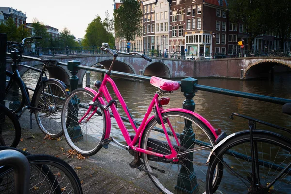 Strinking Bicylce Rosa Estacionado Largo Canal Típico Ámsterdam —  Fotos de Stock