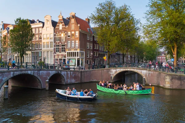 荷兰阿姆斯特丹 2017年8月25日 满载游客的船只在阿姆斯特丹运河上享受运河观光游 — 图库照片