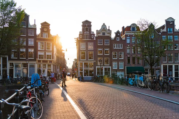 Amsterdam Países Bajos Agosto 2017 Puesta Sol Sobre Típico Puente — Foto de Stock