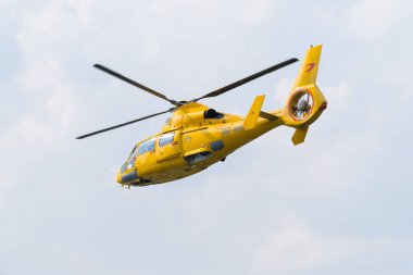 Rotterdam, Hollanda - 3 Eylül 2017: Rotterdam Dünya bağlantı noktası gün boyunca bir gösteri yapıyor sarı deniz kurtarma helikopteri