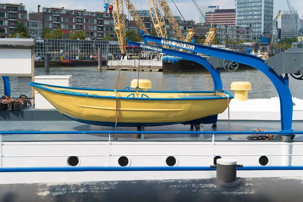 ロッテルダム港の乗客船に掛かっている救命ボート — ストック写真