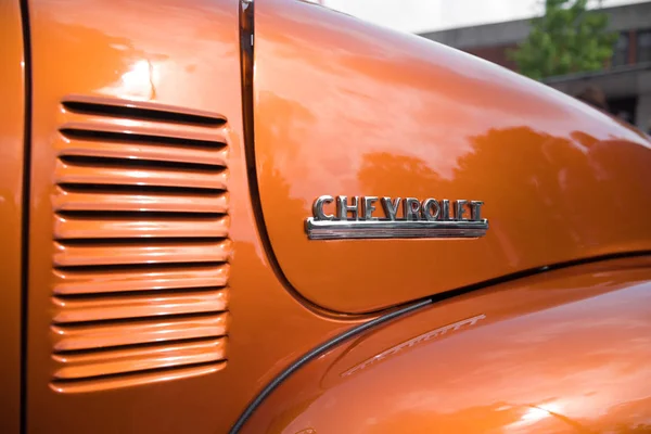 Nijverdal Netherlands September 2017 Closeup Chevrolet Logo Orange Brown Oldtimer — Stock Photo, Image
