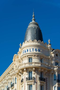Cannes, Fransa - 23 Ekim 2017: Cannes Croisette Bulvarı'nda yer alan ünlü Carlton hotel, cephe