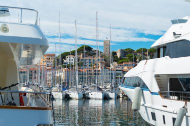 Eski şehrin önünde Cannes Le Vieux port Lüks Yatlar