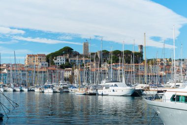 Cannes, Fransa - 23 Ekim 2017: Lüks yatların tarihi kent önünde Cannes Le Vieux port