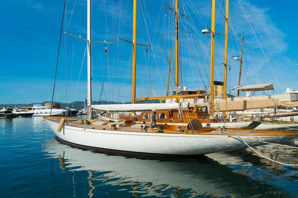 Historiske Sejlbåde Tropez Havn - Stock-foto