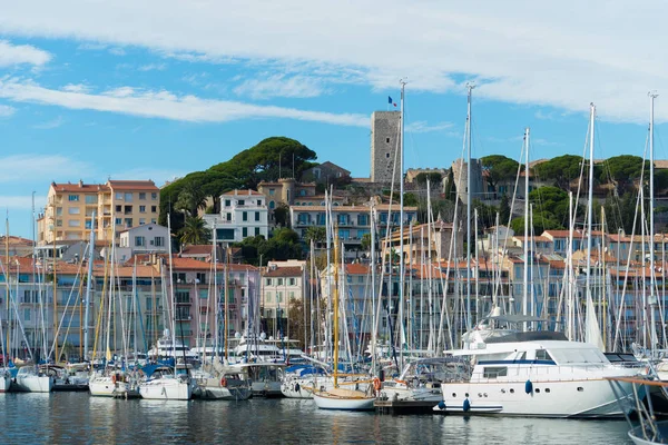 Cannes, Fransa - 23 Ekim 2017: Lüks yatların tarihi kent önünde Cannes Le Vieux port