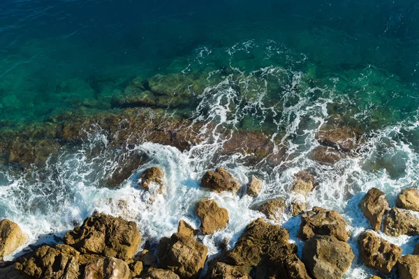 深蓝色地中海海浪在岩石上破裂 — 图库照片