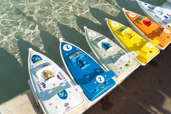 五颜六色的远程玩具快艇在戛纳 — 图库照片