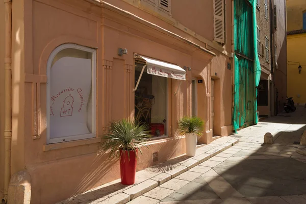 St Tropez, Fransa - 24 Ekim 2017: Sessiz sokak içinde eski şehir, St Tropez güneşli sabahı