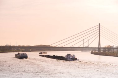 Ren nehri üzerinde sanayi gemileri