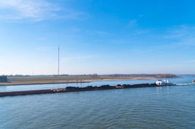 Ren nehri üzerinde sanayi gemileri