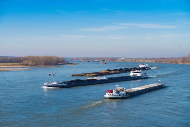 Ren nehri üzerinde sanayi gemileri