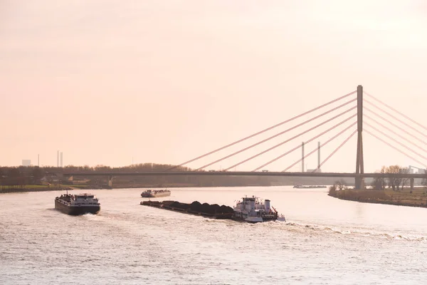 Industriële schepen op de Rijn — Stockfoto