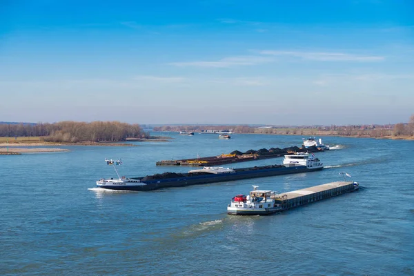 Industrieschiffe auf dem Rhein — Stockfoto