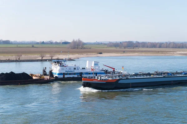 Industrieschiffe auf dem Rhein — Stockfoto