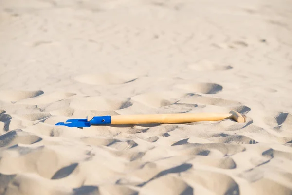 Pá azul na areia — Fotografia de Stock