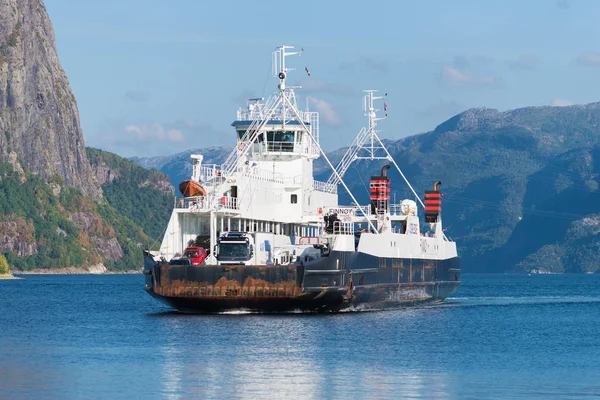 Ferry boat approaching — Stock Photo, Image