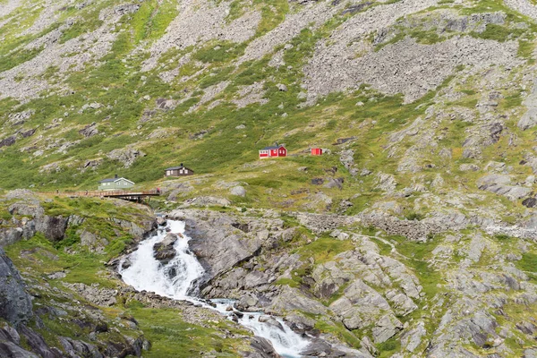 Case norvegesi in un paesaggio montano — Foto Stock