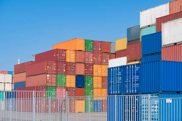 Container aufgetürmt — Stockfoto