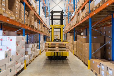 Bir depoda forklift kamyonu.