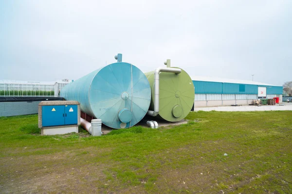 Liquid tanks next to a greenhouse — Stock Photo, Image
