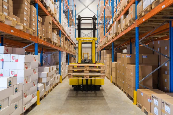 Forklift truck in a warehouse — Stock Photo, Image
