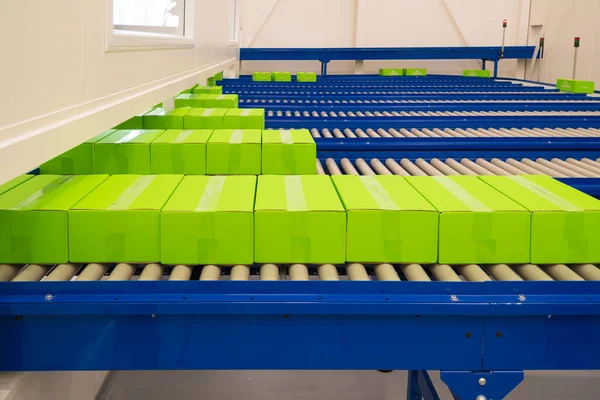 Conveyor belt with green boxes — Stock Photo, Image