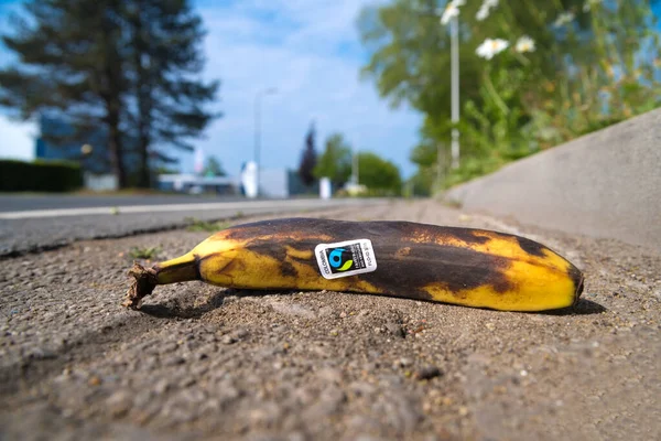 Banana troppo matura per strada — Foto Stock