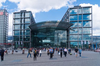 BERLİN, GERMANY - 29 AĞUSTOS 2020: Şehrin ana tren istasyonu 26 Mayıs 2006 'daki tören açılışından iki gün sonra faaliyete girdi. Tarihi Lehrter Bahnhof ve Berlin S-Bahn banliyösünde yer almaktadır.