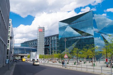 BERLİN, GERMANY - 29 AĞUSTOS 2020: Şehrin ana tren istasyonu 26 Mayıs 2006 'daki tören açılışından iki gün sonra faaliyete girdi. Tarihi Lehrter Bahnhof ve Berlin S-Bahn banliyösünde yer almaktadır.