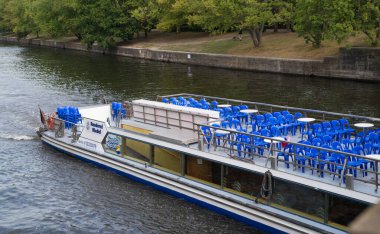 BERLİN, Almanya - 29 AĞUSTOS 2020: Spree Nehri 'ndeki boş yolcu gemisi