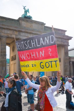 BERLİN, GERMANY - 29 AĞUSTOS 2020: Yüz binlerce insan Berlin sokaklarında covid-19 tedbirlerine karşı gösteri yapıyor 