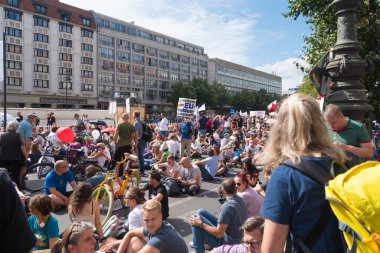 BERLİN, GERMANY - 29 AĞUSTOS 2020: Yüz binlerce insan Berlin sokaklarında covid-19 tedbirlerine karşı gösteri yapıyor 