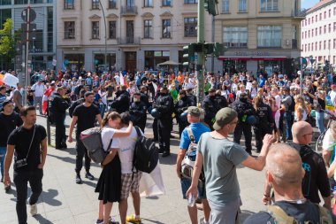 BERLİN, GERMANY - 29 AĞUSTOS 2020: Yüz binlerce insan Berlin sokaklarında covid-19 tedbirlerine karşı gösteri yapıyor 