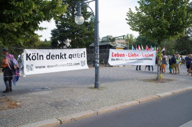 BERLİN, GERMANY - 29 AĞUSTOS 2020: Yüz binlerce insan Berlin sokaklarında covid-19 tedbirlerine karşı gösteri yapıyor 