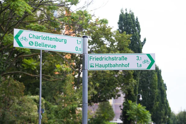 柏林的街道路标杆 上面有一些有名的街道和地方 — 图库照片