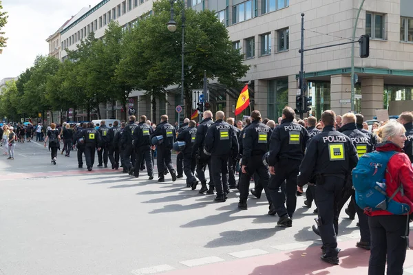 2020年8月29日 警察在一次反对Covid 19措施的示威中穿过街道 — 图库照片