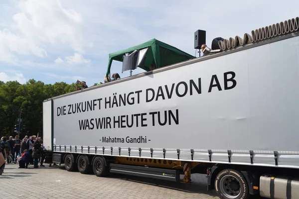 Berlin Allemagne Août 2020 Camion Avec Dicton Gandhi Avenir Dépend — Photo