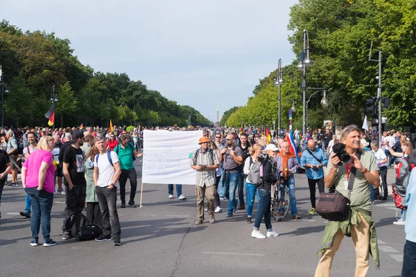 Berlin Γερμανια Αυγουστου 2020 Εκατοντάδες Χιλιάδες Άνθρωποι Διαδηλώνουν Στους Δρόμους — Φωτογραφία Αρχείου
