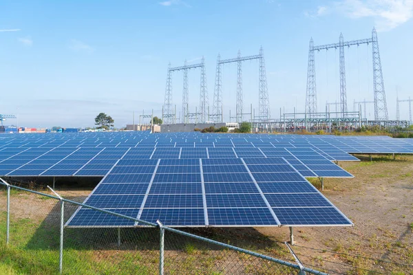 Parque Solar Holanda Com Alguns Postes Eletricidade Fundo — Fotografia de Stock